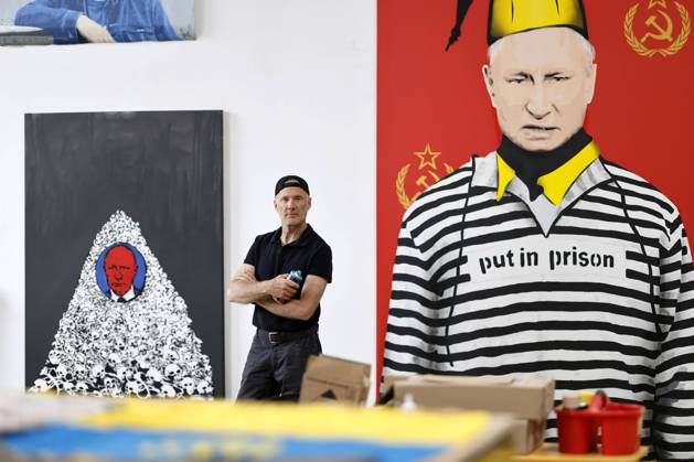 Bilder des Jahres 2023, Entertainment 05 Mai Entertainment Themen der Woche KW21 Entertainment Bilder des Tages Bananen-Sprayer Thomas Baumgärtel in seinem Atelier in Köln. Der Künstler ist gerade von einer Reise durch die Ukraine zurückgekehrt, wo er Protest-Kunst an verschiedenen Gebäuden und Objekten anbrachte wie etwa zerstörten Panzern. Köln, 23.05.2023 NRW Deutschland Copyright: xChristophxHardtx