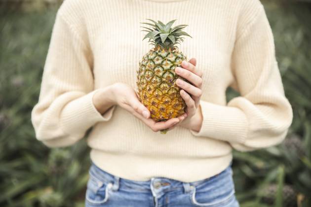 Woman holding fresh pineapple in hands model released, Symbolfoto property released, PCLF00451