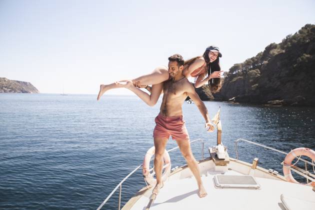 Shirtless man having fun with girlfriend on yacht at vacation model released, Symbolfoto, PCLF00496