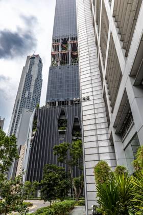 CapitaSpring in Singapur ist ein markantes Wolkenkratzergebäude, das die Skyline der Stadt bereichert. Mit seiner innovativen Architektur und nachhaltigen Gestaltung ist es nicht nur ein architektonisches Meisterwerk, sondern auch ein Symbol für Singapurs Bestreben, eine grüne und nachhaltige Stadt zu sein. CapitaSpring bietet neben Büroflächen auch Einzelhandelsgeschäfte, Restaurants und luxuriöse Wohnungen, die eine Mischung aus Arbeit, Einkaufsmöglichkeiten und Lifestyle-Annehmlichkeiten in einer beeindruckenden Umgebung bieten. 20.05.2023