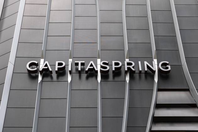 CapitaSpring in Singapur ist ein markantes Wolkenkratzergebäude, das die Skyline der Stadt bereichert. Mit seiner innovativen Architektur und nachhaltigen Gestaltung ist es nicht nur ein architektonisches Meisterwerk, sondern auch ein Symbol für Singapurs Bestreben, eine grüne und nachhaltige Stadt zu sein. CapitaSpring bietet neben Büroflächen auch Einzelhandelsgeschäfte, Restaurants und luxuriöse Wohnungen, die eine Mischung aus Arbeit, Einkaufsmöglichkeiten und Lifestyle-Annehmlichkeiten in einer beeindruckenden Umgebung bieten. 20.05.2023