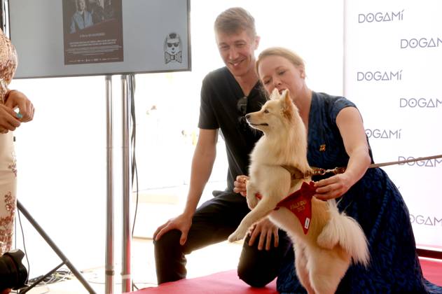 Jussi Vatanen und Alma Pöysti bei der Verleihung des Palm Dog Awards 2023 an Filmhund Bijou auf dem Festival de Cannes 2023 76. Internationale Filmfestspiele von Cannes. Cannes, 26.05.2023