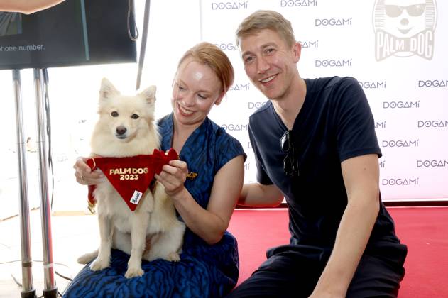 Entertainment Bilder des Tages Alma Pöysti und Jussi Vatanen bei der Verleihung des Palm Dog Awards 2023 an Filmhund Bijou auf dem Festival de Cannes 2023 76. Internationale Filmfestspiele von Cannes. Cannes, 26.05.2023