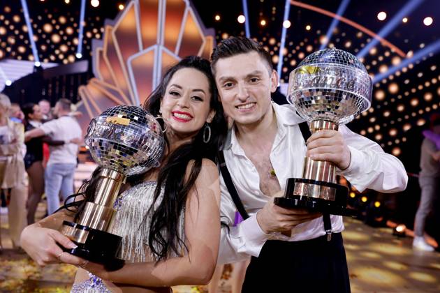 Bilder des Jahres 2023, Entertainment 05 Mai Entertainment Themen der Woche KW21 Entertainment Bilder des Tages Tänzerin Malika Dzumaev und Tänzer Zsolt Sandor Cseke mit Siegerpokalen bei der Profi-Challenge der 16. Staffel der RTl-Tanzshow Let s Dance in den MMC-Studios. Das Tanzpaar konnte den Wettbewerb in diesem Jahr gewinnen. Köln, 26.05.2023 NRW Deutschland Copyright: xChristophxHardtx