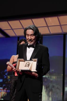 76e Festival International du Film de Cannes. 76th International Cannes Film Festival. Ceremonie de cloture. 75th International Cannes Film Festival. Closing ceremony. Prix d interpretation masculine 292723 2022-05-27 Cannes France Yakusho, Koji  Copyright: xSergexArnalx xStarfacex STAR_292723_004