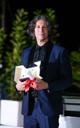 The Palme D Or Winners Photo Call at the 76th Edition of the Cannes Film Festival Director Jonathan Glazer poses with The Grand Prix Award for The Zone of Interest , during the Palme D Or winners photocall at the 76th edition of the Cannes Film Festival, on May 27 2023, in Cannes, France Cannes Palace of Festivals and Congresses of Cannes Cannes France Copyright: xAlexandraxFechetex _ADR2673