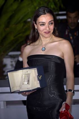 Merve Dizdar holds The Best Actress Award for About Dry Grasses during the Palme D Or winners photocall at the 76th annual Cannes film festival at Palais des Festivals on Saturday, May 27, 2023 in Cannes, France.  CAN20230527207 RoccoxSpaziani