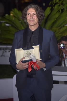Jonathan Glazer poses with The Grand Prix Award for The Zone of Interest during the Palme D Or winners photocall at the 76th annual Cannes film festival at Palais des Festivals on Saturday, May 27, 2023 in Cannes, France.  CAN20230527224 RoccoxSpaziani