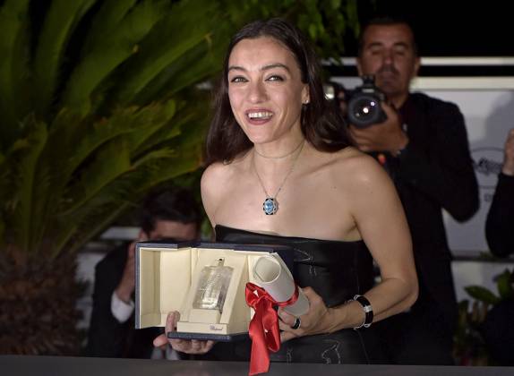 Merve Dizdar holds The Best Actress Award for About Dry Grasses during the Palme D Or winners photocall at the 76th annual Cannes film festival at Palais des Festivals on Saturday, May 27, 2023 in Cannes, France.  CAN20230527211 RoccoxSpaziani
