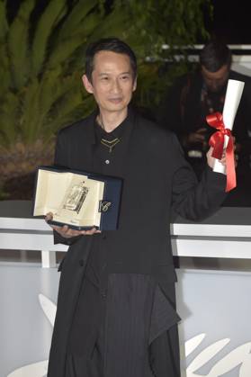 Tran Anh HÃ¹ng holds The Best Director Award for La Passion De Dodin Bouffant (The Pot-Au-Feu) during the Palme D Or winners photocall at the 76th annual Cannes film festival at Palais des Festivals on Saturday, May 27, 2023 in Cannes, France.  CAN20230527212 RoccoxSpaziani