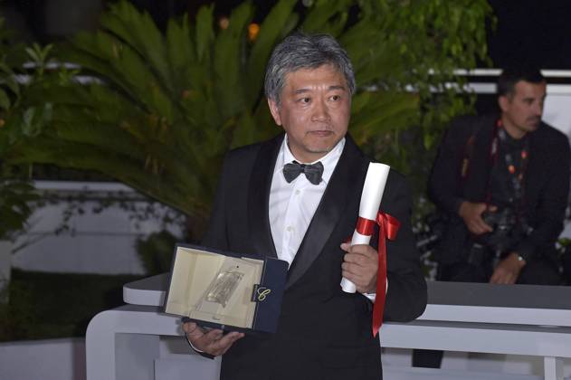 Hirokazu Koreeda holds the The Award for Best Screenplay for Kaibutsu (Monster) during the Palme D Or winners photocall at the 76th annual Cannes film festival at Palais des Festivals on Saturday, May 27, 2023 in Cannes, France.  CAN20230527222 RoccoxSpaziani