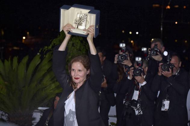 Justine Triet holds The Palme D Or Award for Anatomy of a Fall during the Palme D Or winners photocall at the 76th annual Cannes film festival at Palais des Festivals on Saturday, May 27, 2023 in Cannes, France.  CAN20230527239 RoccoxSpaziani