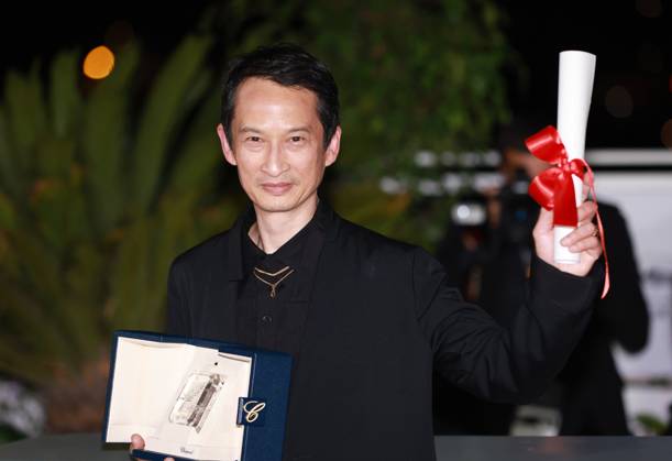 (230528) -- CANNES, May 28, 2023 -- Vietnamese-French director Tran Anh Hung poses with the trophy during a photocall after he won the Best Director award for the film La Passion de Dodin Bouffant (The Pot-au-Feu) during the closing ceremony of the 76th edition of the Cannes Film Festival in Cannes, southern France, May 27, 2023. ) FRANCE-CANNES-FILM FESTIVAL-AWARDS GaoxJing 