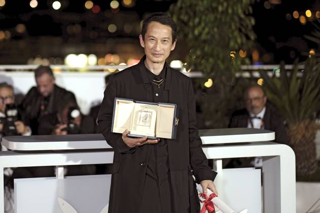 Tran Anh Hung mit dem Preis für die beste Regie bei La passion de Dodin Bouffant beim Photocall mit den Preisträgern auf dem Festival de Cannes 2023 76. Internationale Filmfestspiele von Cannes am Palais des Festivals. Cannes, 27.05.2023