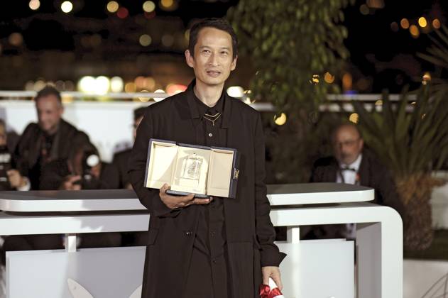 Tran Anh Hung mit dem Preis für die beste Regie bei La passion de Dodin Bouffant beim Photocall mit den Preisträgern auf dem Festival de Cannes 2023 76. Internationale Filmfestspiele von Cannes am Palais des Festivals. Cannes, 27.05.2023