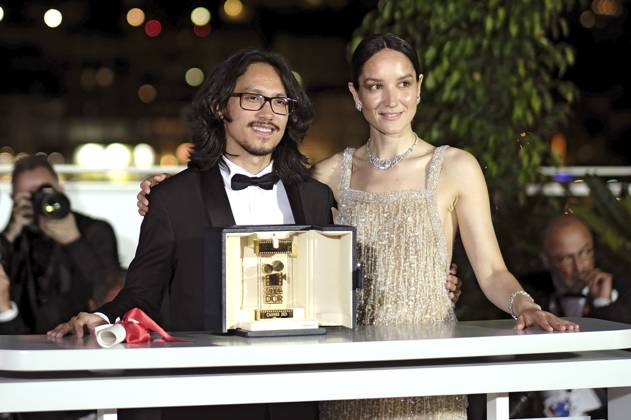Pham Thien An mit der Goldenen Kamera für Inside the Yellow Cocoon Shell und Anais Demoustier beim Photocall mit den Preisträgern auf dem Festival de Cannes 2023 76. Internationale Filmfestspiele von Cannes am Palais des Festivals. Cannes, 27.05.2023