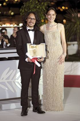Pham Thien An mit der Goldenen Kamera für Inside the Yellow Cocoon Shell und Anais Demoustier beim Photocall mit den Preisträgern auf dem Festival de Cannes 2023 76. Internationale Filmfestspiele von Cannes am Palais des Festivals. Cannes, 27.05.2023