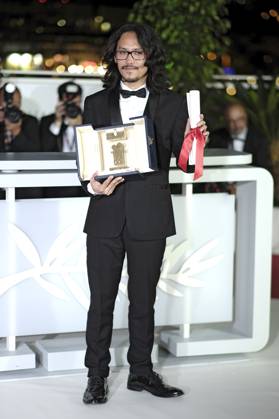 Pham Thien An mit der Goldenen Kamera für Inside the Yellow Cocoon Shell beim Photocall mit den Preisträgern auf dem Festival de Cannes 2023 76. Internationale Filmfestspiele von Cannes am Palais des Festivals. Cannes, 27.05.2023