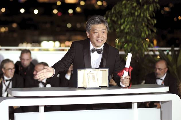 Hirokazu Koreeda mit der Queer Palm für Monster beim Photocall mit den Preisträgern auf dem Festival de Cannes 2023 76. Internationale Filmfestspiele von Cannes am Palais des Festivals. Cannes, 27.05.2023