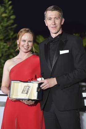 Alma Pöysti und Jussi Vatanen mit dem Preis der Jury für Fallen Leaves stellvertretend für Aki Kaurismäki beim Photocall mit den Preisträgern auf dem Festival de Cannes 2023 76. Internationale Filmfestspiele von Cannes am Palais des Festivals. Cannes, 27.05.2023