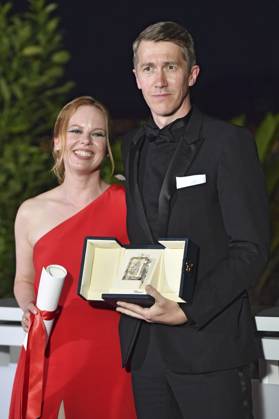 Alma Pöysti und Jussi Vatanen mit dem Preis der Jury für Fallen Leaves stellvertretend für Aki Kaurismäki beim Photocall mit den Preisträgern auf dem Festival de Cannes 2023 76. Internationale Filmfestspiele von Cannes am Palais des Festivals. Cannes, 27.05.2023