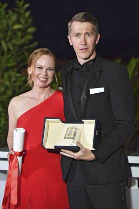 Alma Pöysti und Jussi Vatanen mit dem Preis der Jury für Fallen Leaves stellvertretend für Aki Kaurismäki beim Photocall mit den Preisträgern auf dem Festival de Cannes 2023 76. Internationale Filmfestspiele von Cannes am Palais des Festivals. Cannes, 27.05.2023