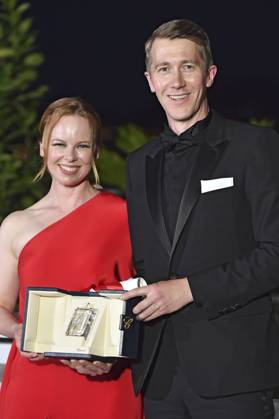 Alma Pöysti und Jussi Vatanen mit dem Preis der Jury für Fallen Leaves stellvertretend für Aki Kaurismäki beim Photocall mit den Preisträgern auf dem Festival de Cannes 2023 76. Internationale Filmfestspiele von Cannes am Palais des Festivals. Cannes, 27.05.2023