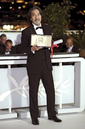 Koji Yakusho mit dem Preis für den besten Darsteller in Perfect Days beim Photocall mit den Preisträgern auf dem Festival de Cannes 2023 76. Internationale Filmfestspiele von Cannes am Palais des Festivals. Cannes, 27.05.2023