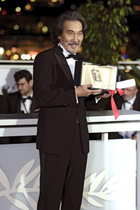 Koji Yakusho mit dem Preis für den besten Darsteller in Perfect Days beim Photocall mit den Preisträgern auf dem Festival de Cannes 2023 76. Internationale Filmfestspiele von Cannes am Palais des Festivals. Cannes, 27.05.2023