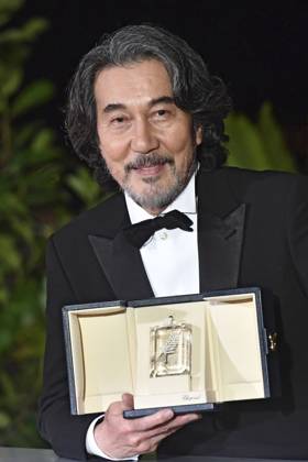 Koji Yakusho mit dem Preis für den besten Darsteller in Perfect Days beim Photocall mit den Preisträgern auf dem Festival de Cannes 2023 76. Internationale Filmfestspiele von Cannes am Palais des Festivals. Cannes, 27.05.2023