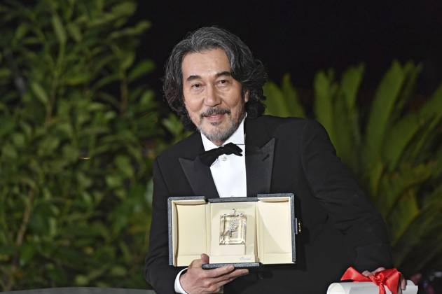 Koji Yakusho mit dem Preis für den besten Darsteller in Perfect Days beim Photocall mit den Preisträgern auf dem Festival de Cannes 2023 76. Internationale Filmfestspiele von Cannes am Palais des Festivals. Cannes, 27.05.2023