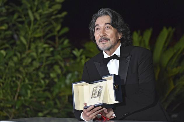 Koji Yakusho mit dem Preis für den besten Darsteller in Perfect Days beim Photocall mit den Preisträgern auf dem Festival de Cannes 2023 76. Internationale Filmfestspiele von Cannes am Palais des Festivals. Cannes, 27.05.2023