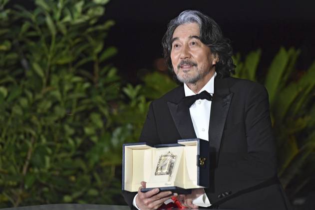 Koji Yakusho mit dem Preis für den besten Darsteller in Perfect Days beim Photocall mit den Preisträgern auf dem Festival de Cannes 2023 76. Internationale Filmfestspiele von Cannes am Palais des Festivals. Cannes, 27.05.2023