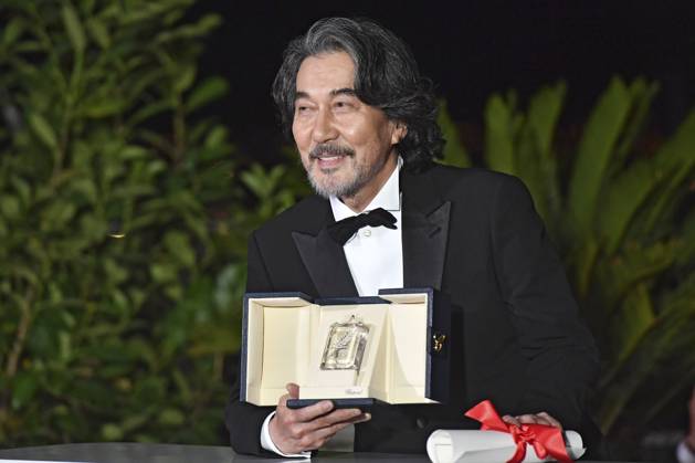 Koji Yakusho mit dem Preis für den besten Darsteller in Perfect Days beim Photocall mit den Preisträgern auf dem Festival de Cannes 2023 76. Internationale Filmfestspiele von Cannes am Palais des Festivals. Cannes, 27.05.2023