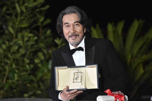 Koji Yakusho mit dem Preis für den besten Darsteller in Perfect Days beim Photocall mit den Preisträgern auf dem Festival de Cannes 2023 76. Internationale Filmfestspiele von Cannes am Palais des Festivals. Cannes, 27.05.2023