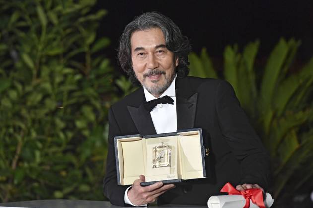 Koji Yakusho mit dem Preis für den besten Darsteller in Perfect Days beim Photocall mit den Preisträgern auf dem Festival de Cannes 2023 76. Internationale Filmfestspiele von Cannes am Palais des Festivals. Cannes, 27.05.2023