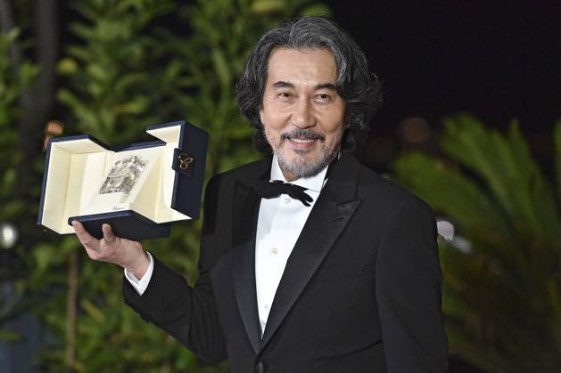 Koji Yakusho mit dem Preis für den besten Darsteller in Perfect Days beim Photocall mit den Preisträgern auf dem Festival de Cannes 2023 76. Internationale Filmfestspiele von Cannes am Palais des Festivals. Cannes, 27.05.2023