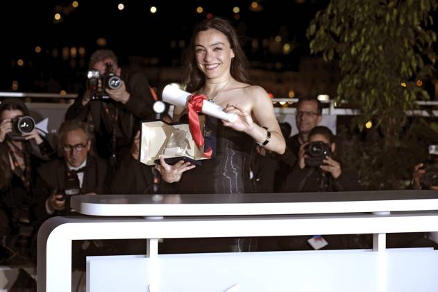Merve Dizdar mit dem Preis für die beste Darstellerin in Kuru Otlar Üstüne beim Photocall mit den Preisträgern auf dem Festival de Cannes 2023 76. Internationale Filmfestspiele von Cannes am Palais des Festivals. Cannes, 27.05.2023