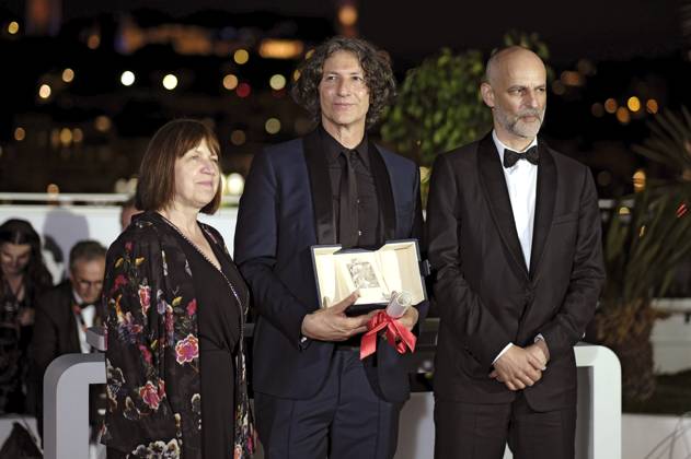 Ewa Puszczynska, Jonathan Glazer mit dem Großen Preis der Jury für The Zone of Interest und James Wilson beim Photocall mit den Preisträgern auf dem Festival de Cannes 2023 76. Internationale Filmfestspiele von Cannes am Palais des Festivals. Cannes, 27.05.2023