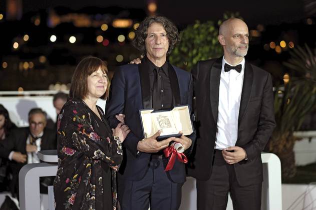 Ewa Puszczynska, Jonathan Glazer mit dem Großen Preis der Jury für The Zone of Interest und James Wilson beim Photocall mit den Preisträgern auf dem Festival de Cannes 2023 76. Internationale Filmfestspiele von Cannes am Palais des Festivals. Cannes, 27.05.2023