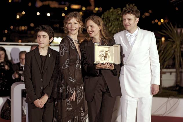 Antoine Reinartz, Sandra Hüller, Justine Triet mit der Goldenen Palme für den besten Film Anatomie d™une chute und Milo Machado Graner beim Photocall mit den Preisträgern auf dem Festival de Cannes 2023 76. Internationale Filmfestspiele von Cannes am Palais des Festivals. Cannes, 27.05.2023