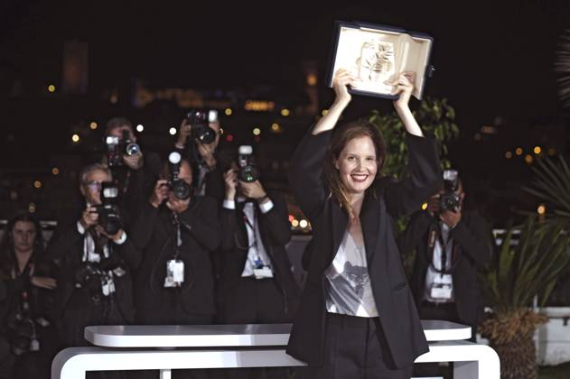 Justine Triet mit der Goldenen Palme für den besten Film Anatomie d™une chute beim Photocall mit den Preisträgern auf dem Festival de Cannes 2023 76. Internationale Filmfestspiele von Cannes am Palais des Festivals. Cannes, 27.05.2023