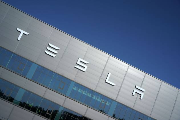 Nach gut einem Jahr nach Produktionsstart wird in der Tesla Gigafactory in Grünheide 5K gefeiert, also die Herstellung von 5000 E-Autos Model Y pro Woche. wonach man nun von einer Massenproduktion spricht. Allerdings wird die Freude getrübt, da es offenbar ein Datenleck bei Tesla gibt. Der Zeitung Handelsblatt sollen laut Angaben 100 Gigabyte sensible Tesla-Daten zugespielt worden sein, unter anderem von Beschäftigten des Standorts in Brandenburg. Tesla selbst verdächtige einen Ex-Mitarbeiter. Die Behörden ermitteln. Grünheide, 27.05.2023
