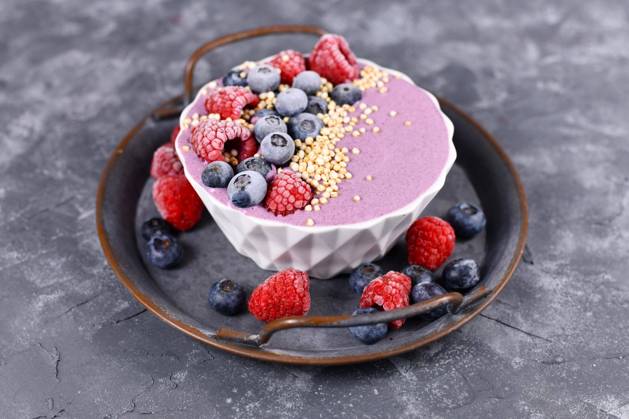 Frucht Smoothie Bowl mit rosa Joghurt, dekoriert mit gesunder Himbeere, Blaubeere und gepufftem Quinoa Korn auf Eisentablett Copyright: imageBROKER/Firn ibxmob09305167.jpg