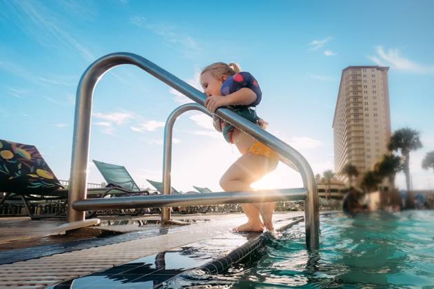 Young girl getting out of pool at tropical beach family resort Panama City Beach, Florida, United States CR_WEKW230524EC-1194650-01 ,model released, Symbolfoto