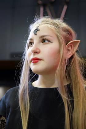 IMAGO Creative, Gesellschaft, Fasching A teenage girl in the image of an elf at a movie night party Angarsk, Irkutsk Oblast, Russia R_MAKU230202-1119635-01 ,model released, Symbolfoto