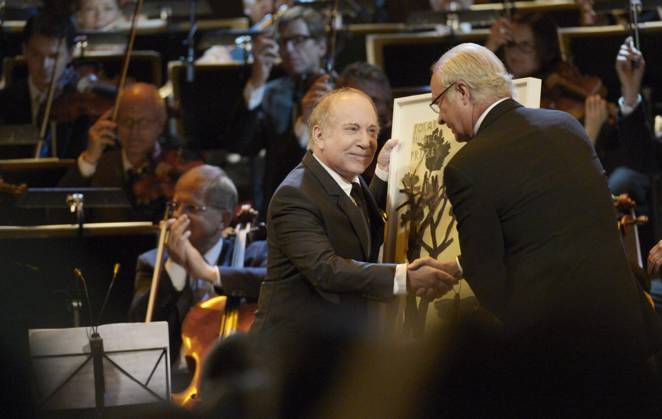 STOCKHOLM 20120828 The American Singer songwriter Paul Simon receives this year s Polar Music Prize from King Carl Gustaf during a ceremony in Stockholm, Sweden, August 28, 2012 Stockholm Sweden x10000x  Copyright: xBERTILxERICSONx xTTx POLAR MUSIC PRIZE