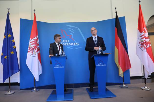 Robert Habeck (Bündnis 90 Die Grünen, Bundesminister für Wirtschaft und Klimaschutz) und Dietmar Woidke (SPD, Ministerpräsident Brandenburg), v.l., während einer Pressekonferenz zu Strukturentwicklung und Kohleausstieg in der Lausitz, Staatskanzlei, Potsdam, 1. Juni 2023. Ministerpräsident Woidke empfängt Bundeswirtschaftsminister Habeck