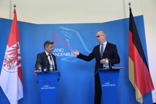 Robert Habeck (Bündnis 90 Die Grünen, Bundesminister für Wirtschaft und Klimaschutz) und Dietmar Woidke (SPD, Ministerpräsident Brandenburg), v.l., während einer Pressekonferenz zu Strukturentwicklung und Kohleausstieg in der Lausitz, Staatskanzlei, Potsdam, 1. Juni 2023. Ministerpräsident Woidke empfängt Bundeswirtschaftsminister Habeck