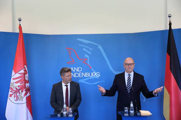 Robert Habeck (Bündnis 90 Die Grünen, Bundesminister für Wirtschaft und Klimaschutz) und Dietmar Woidke (SPD, Ministerpräsident Brandenburg), v.l., während einer Pressekonferenz zu Strukturentwicklung und Kohleausstieg in der Lausitz, Staatskanzlei, Potsdam, 1. Juni 2023. Ministerpräsident Woidke empfängt Bundeswirtschaftsminister Habeck